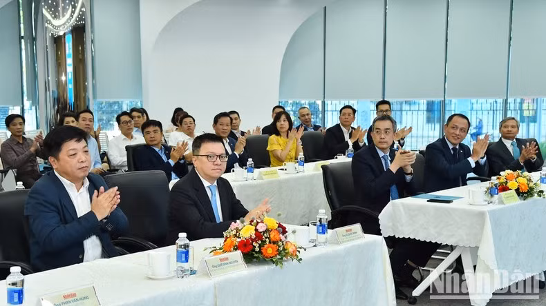 Member of Party Central Committee (PCC) and Editor-in-chief of Nhan Dan Newspaper Le Quoc Minh, who is also Deputy Head of the PCC’s Commission for Communications and Education and Chairman of Vietnam Journalists’ Association, attends the signing ceremony.