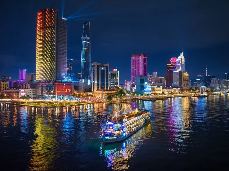 Photographer Nguyen Dang Viet Cuong receives the first prize for his photo “Dem Sai Gon”.