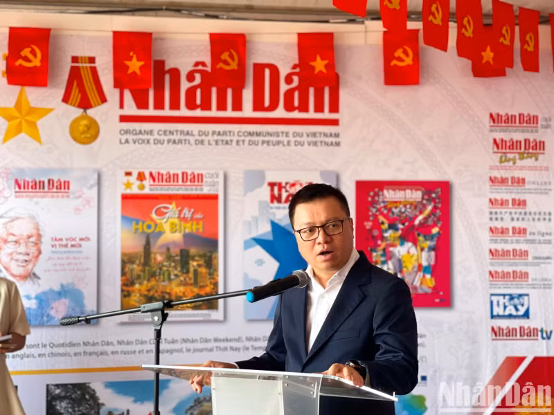 Editor-in-Chief Le Quoc Minh expresses his deep impression of the vibrant and joyful atmosphere at L’Humanité Festival and affirms that Nhan Dan Newspaper always values its participation in this annual event of French friends to introduce the Party, land, and people of Vietnam to French and international friends. Editor-in-Chief Le Quoc Minh expresses his deep impression of the vibrant and joyful atmosphere at L’Humanité Festival and affirms that Nhan Dan Newspaper always values its participation in this annual event of French friends to introduce the Party, land, and people of Vietnam to French and international friends.