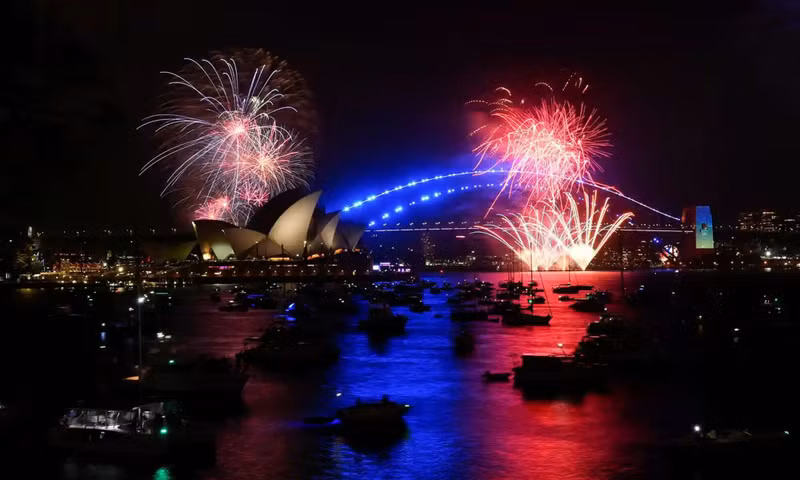 The Sydney Opera House area shimmers during a firework display at 9 pm on December 31 (local time). (Photo: Reuters) The Sydney Opera House area shimmers during a firework display at 9 pm on December 31 (local time). (Photo: Reuters)