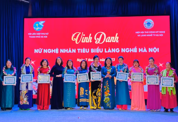 Ten outstanding female artisans are honoured at the programme. (Photo: hanoimoi.com.vn)