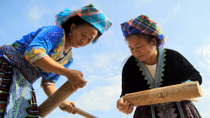 People prepare the tools to pound the cake.