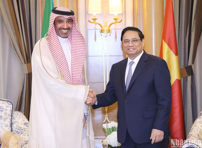 Prime Minister Pham Minh Chinh (R) and Saudi Arabia's Minister of Human Resources and Social Development Ahmed Al-Rajhi.