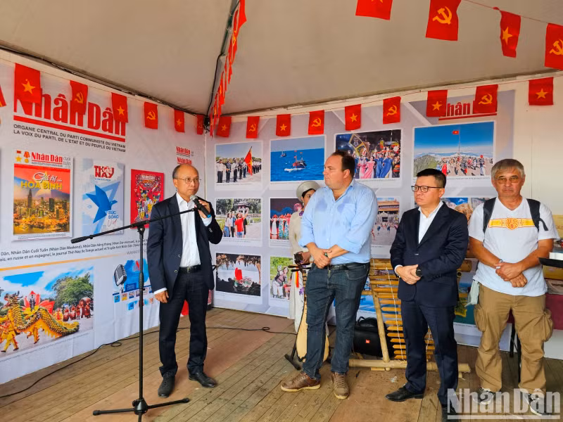 Vietnamese Ambassador to France Dinh Toan Thang highlights the significance of the activities at the booth organised by Nhan Dan Newspaper, contributing to promoting Vietnam and enhancing exchanges with international friends. Vietnamese Ambassador to France Dinh Toan Thang highlights the significance of the activities at the booth organised by Nhan Dan Newspaper, contributing to promoting Vietnam and enhancing exchanges with international friends.