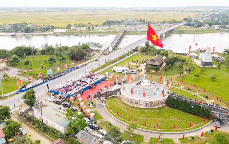 The flag-raising ceremony will take place the historical relic site of Hien Luong-Ben Hai on April 30.