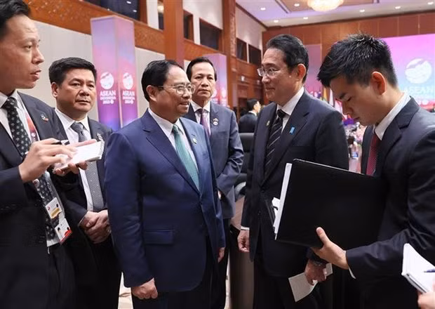 Vietnamese Prime Minister Pham Minh Chinh (third from left) meets with his Japanese counterpart Kishida Fumio in Jakarta, Indonesia, on September 6. (Photo: VNA)