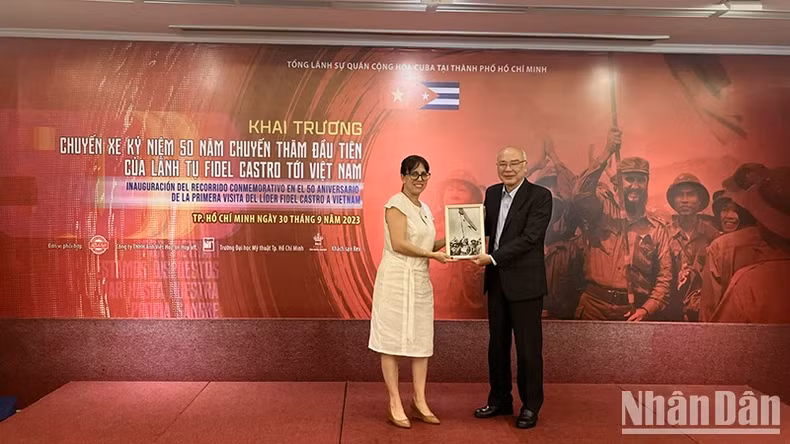Consul General of Cuba in Ho Chi Minh City Ariadne Feo Labrada presents a gift to the Head of the Ho Chi Minh City Party Committee’s Commission for Communications and Education.