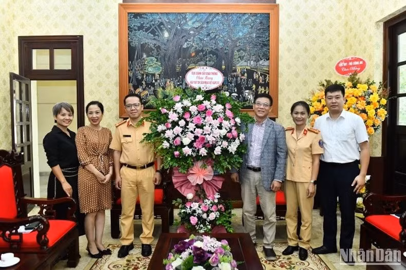 The delegation of Department of Traffic Police under the Ministry of Public Security visits Nhan Dan Newspaper. (Photo: DANG KHOA)