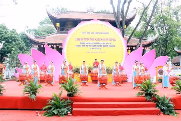 A drum performance at the opening of the festival. (Photo: VNA)