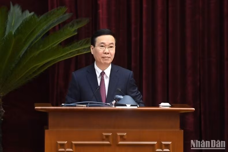 Politburo member and Permanent member of the Secretariat Vo Van Thuong presents a report at the conference.