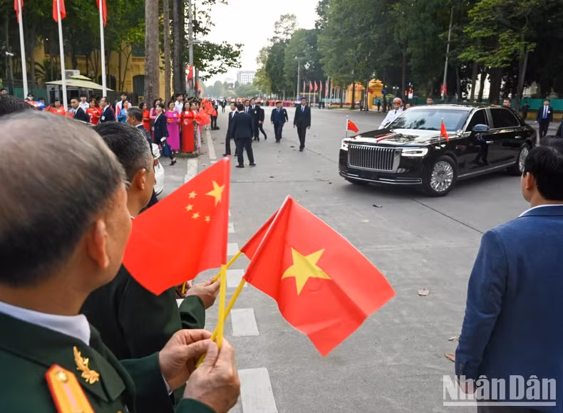 People from all walks of life in the capital city welcome Chinese Party General Secretary and President Xi Jinping and his spouse. People from all walks of life in the capital city welcome Chinese Party General Secretary and President Xi Jinping and his spouse.