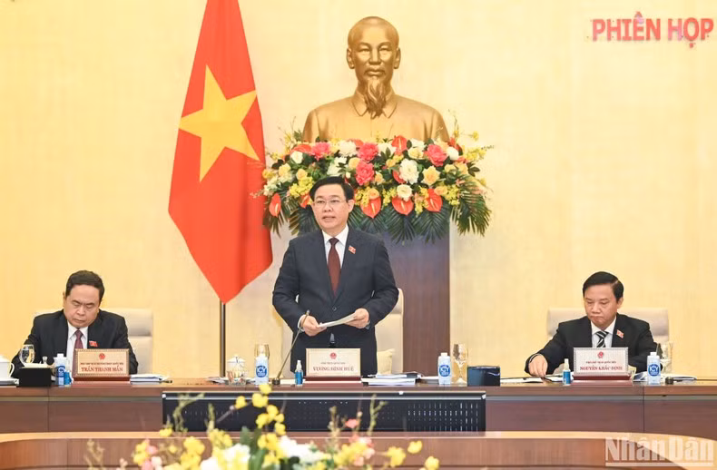 Speaking at the session, NA Chairman Vuong Dinh Hue emphasised that the two-day session will discuss many important issues, including the NA Standing Committee’s opinions on preparations for the 5th session of the 15th NA. After the 22nd session, the NA Standing Committee will hold a thematic session on law building. Speaking at the session, NA Chairman Vuong Dinh Hue emphasised that the two-day session will discuss many important issues, including the NA Standing Committee’s opinions on preparations for the 5th session of the 15th NA. After the 22nd session, the NA Standing Committee will hold a thematic session on law building.