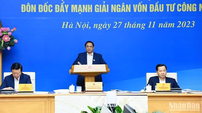 PM Pham Minh Chinh speaks at the meeting between permanent Government members and ministries, agencies and localities on November 27 (Photo: NDO)