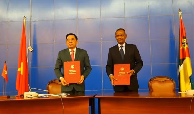 Deputy Minister of Agriculture and Rural Development Nguyen Quoc Tri (L) and Mozambican Deputy Minister of Foreign Affairs and Cooperation Manuel José Gonçalves sign a minutes of the meeting. (Photo: VNA) 