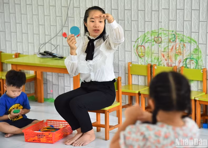 With a special love for children, all preschool teachers patiently guide their children.
