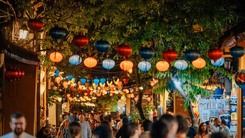 Hoi An is a favorite destination of international tourists. (Photo: DUY HAU)