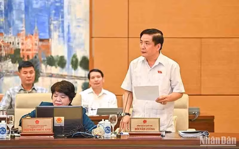 General Secretary and Chairman of the NA Office Bui Van Cuong speaks at the session.
