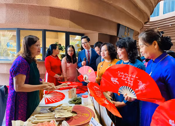 Many products from traditional handicraft villages are displayed at the programme. (Photo: hanoimoi.com.vn)