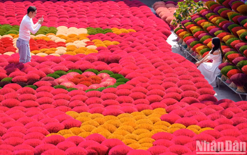 In the past few years, the village has attracted large numbers of visitors to take photos. To serve visitors, villagers arranged the incense sticks into symbols such as flowers and stars for visitors. In the past few years, the village has attracted large numbers of visitors to take photos. To serve visitors, villagers arranged the incense sticks into symbols such as flowers and stars for visitors.