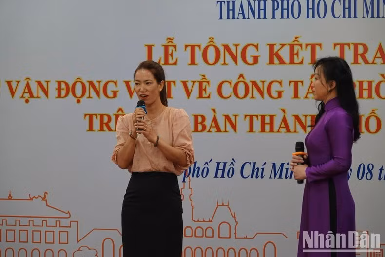 Nguyen Bich Vang (left), one of the two individual first prize winners, talks with readers at the awards ceremony. Nguyen Bich Vang (left), one of the two individual first prize winners, talks with readers at the awards ceremony.