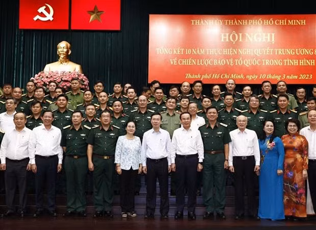 President Vo Van Thuong and officials of Ho Chi Minh City pose for a group photo at the meeting. (Photo: VNA)