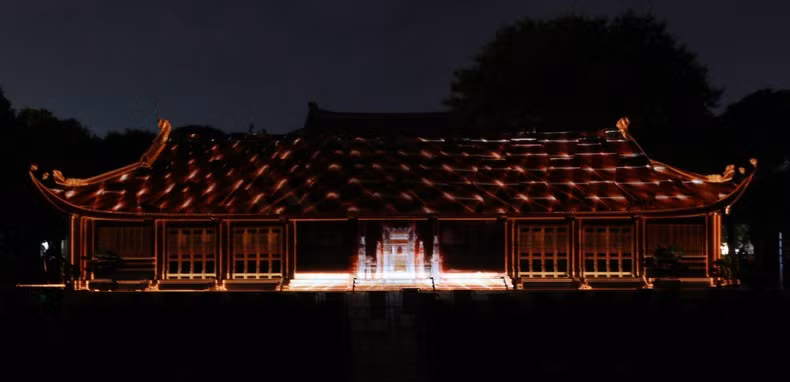 The front area of Thai Hoc Hall becomes a giant "screen" for tourists to enjoy technology performances. The front area of Thai Hoc Hall becomes a giant "screen" for tourists to enjoy technology performances.
