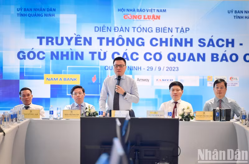 Member of the PCC, Editor-in-Chief of Nhan Dan Newspaper, Deputy Head of the PCC’s Commission for Communications and Education and Chairman of the Vietnam Journalists Association Le Quoc Minh chairs the forum. Member of the PCC, Editor-in-Chief of Nhan Dan Newspaper, Deputy Head of the PCC’s Commission for Communications and Education and Chairman of the Vietnam Journalists Association Le Quoc Minh chairs the forum.