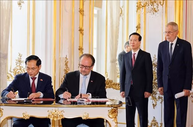 President Vo Van Thuong and his Austrian counterpart Alexander Van der Bellen witness the signing of the MoU between the two foreign ministries (Photo: VNA) President Vo Van Thuong and his Austrian counterpart Alexander Van der Bellen witness the signing of the MoU between the two foreign ministries (Photo: VNA)