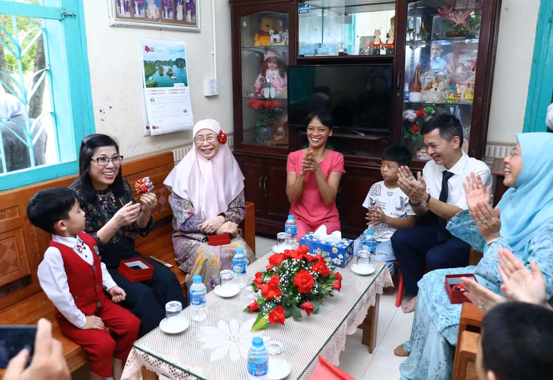 The spouses of Vietnamese and Malaysian Prime Ministers visit a family at the village. (Photo: VNA)