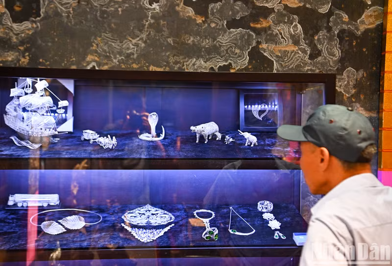 During the festival, the products from craft villages will be introduced at Kim Ngan communal house, promoting the heritage values of craft villages, associated with craft streets.