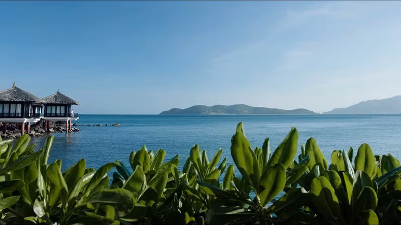 Visitors enjoy a luxury vacation with fresh and spacious nature. (Photo: VNAT)