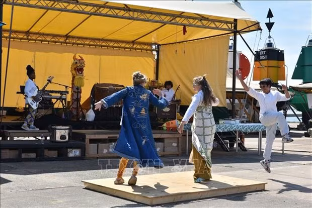 A performance by artists at Veenfabrik Theater (Photo: VNA)