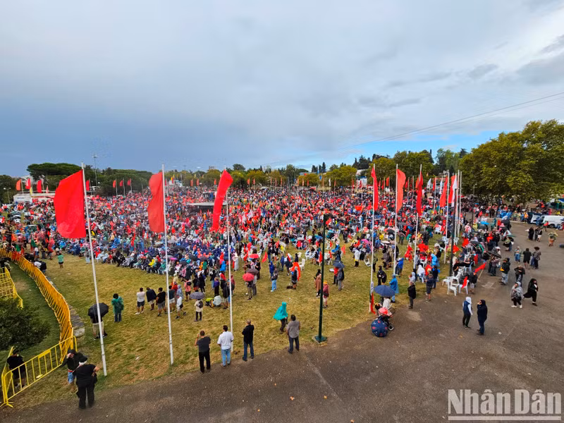 Tens of thousands of people formed a united bloc supporting the PCP. Tens of thousands of people formed a united bloc supporting the PCP.
