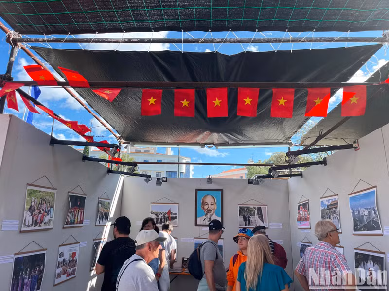 Vietnam's booth attracted a large number of Portuguese people and international friends. Vietnam's booth attracted a large number of Portuguese people and international friends.