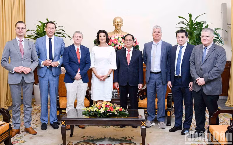 Foreign Minister Bui Thanh Son, President of the Belgian Senate Stephanie D'Hose and other delegates at the working session. Foreign Minister Bui Thanh Son, President of the Belgian Senate Stephanie D'Hose and other delegates at the working session.