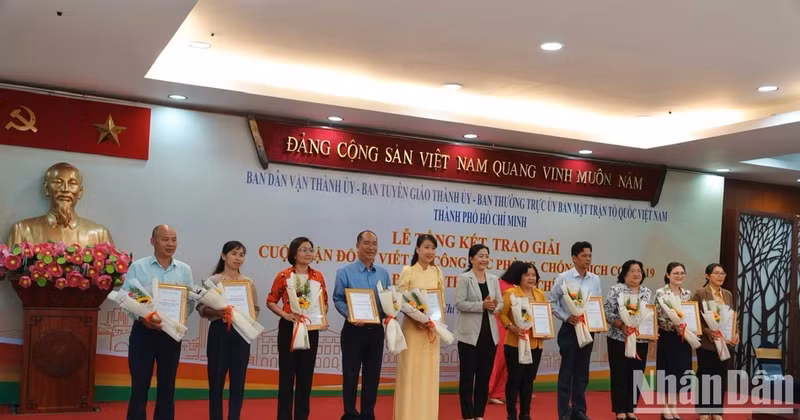 The third prizes in category of collectives presented at the awards ceremony. 