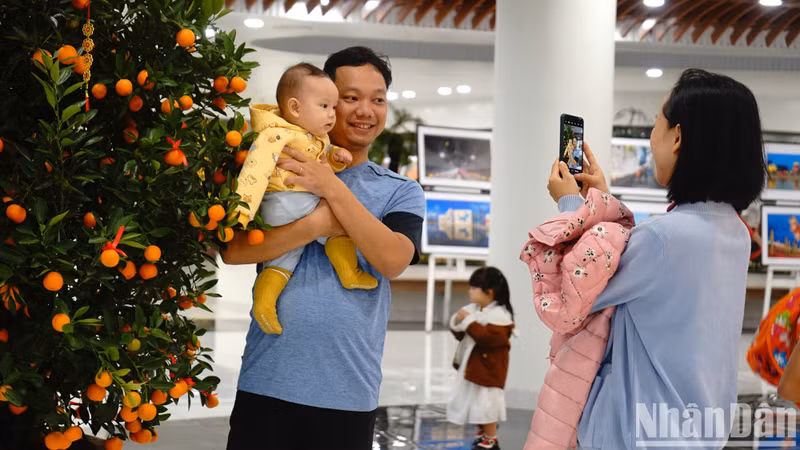 Families welcome New Year’s Eve. (Photo: Thanh Tam) Families welcome New Year’s Eve. (Photo: Thanh Tam)