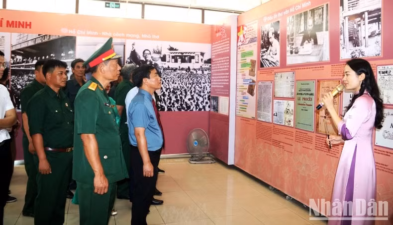 The delegates at the exhibition.