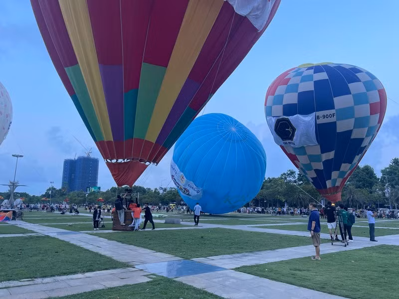 The international hot-air balloon festival is held in Binh Dinh Province for the first time.