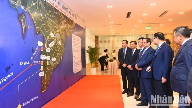 Prime Minister Pham Minh Chinh listens to an introduction to the Block B – O Mon gas-to-power value chain project.