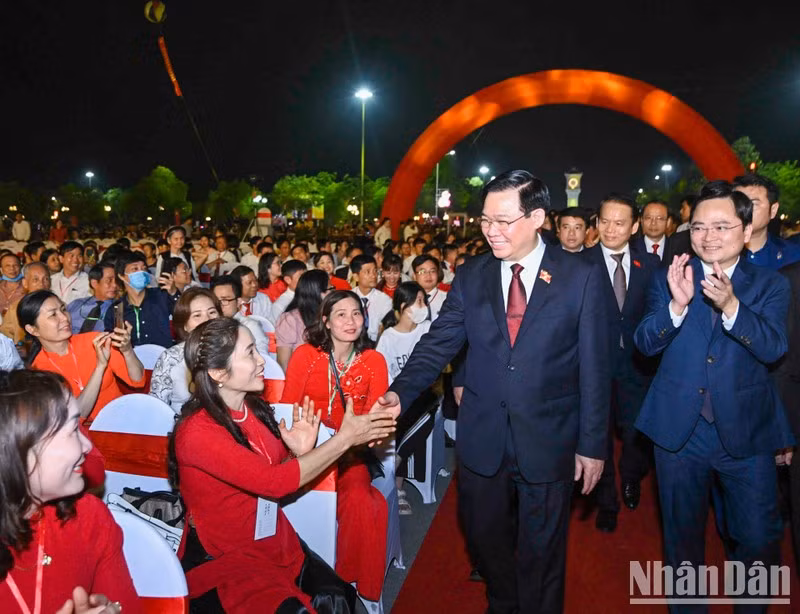 NA Chairman Vuong Dinh Hue and other delegates attend the ceremony.