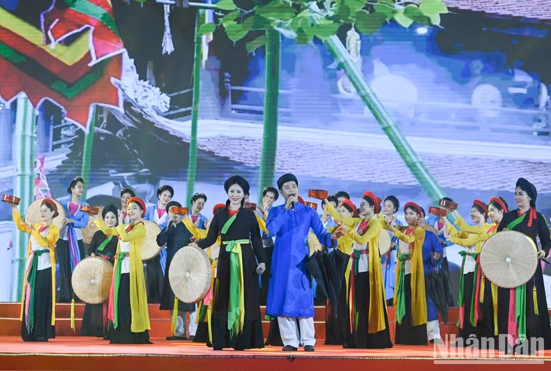 An art performance opens the ceremony.