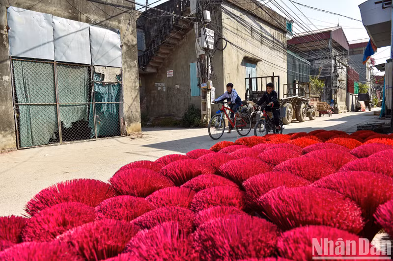 Today, when coming to this traditional craft village in Hanoi, visitors can buy incenses as well as take beautiful check-in photos during Tet. Today, when coming to this traditional craft village in Hanoi, visitors can buy incenses as well as take beautiful check-in photos during Tet.