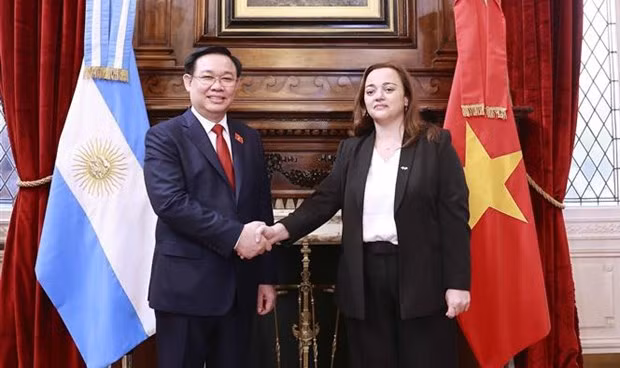 National Assembly Chairman Vuong Dinh Hue (L) and President of the Chamber of Deputies of Argentina Cecilia Moreau (Photo: VNA)