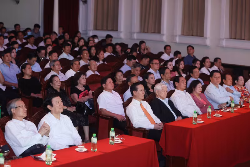 President Vo Van Thuong and Party and State leaders and former leaders attend the programme. (Photo: VNA)