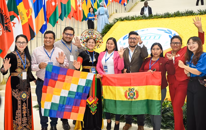 Delegates from Vietnam and other countries pose for a photo at the conference. (Photo: DUY LINH)
