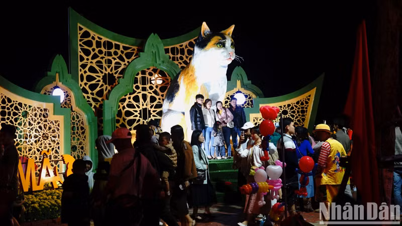 Many people checked in with the mascot of the cat. (Photo: Thanh Tam) Many people checked in with the mascot of the cat. (Photo: Thanh Tam)