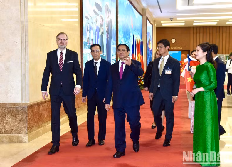 PM Pham Minh Chinh and his Czech counterpart Petr Fiala enter the hall for talks.