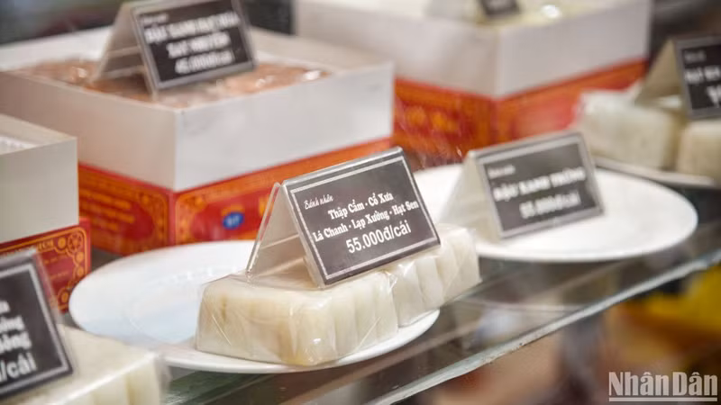 A seller said the price of a mooncake ranges from 50,000 – 80,000 VND. Most customers buy cakes as gifts or to enjoy early with their families.