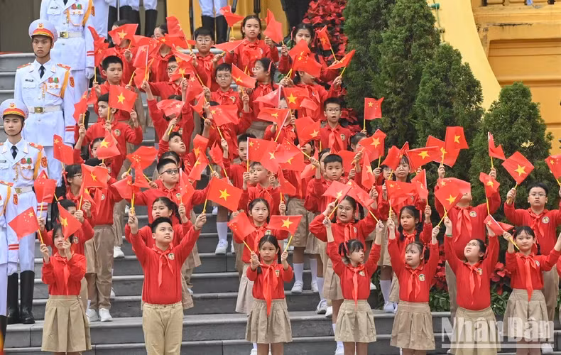 Students from the capital city of Hanoi welcome Party General Secretary Nguyen Phu Trong and his spouse and Chinese Party General Secretary and President Xi Jinping and his spouse. Students from the capital city of Hanoi welcome Party General Secretary Nguyen Phu Trong and his spouse and Chinese Party General Secretary and President Xi Jinping and his spouse.